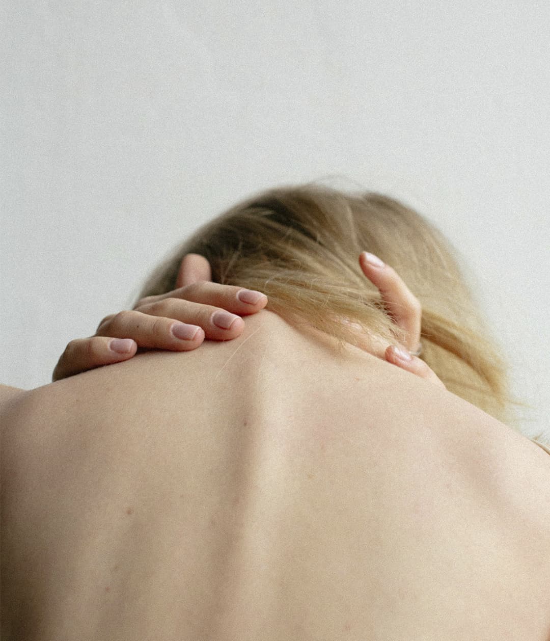 Остеопат работает с пациентом